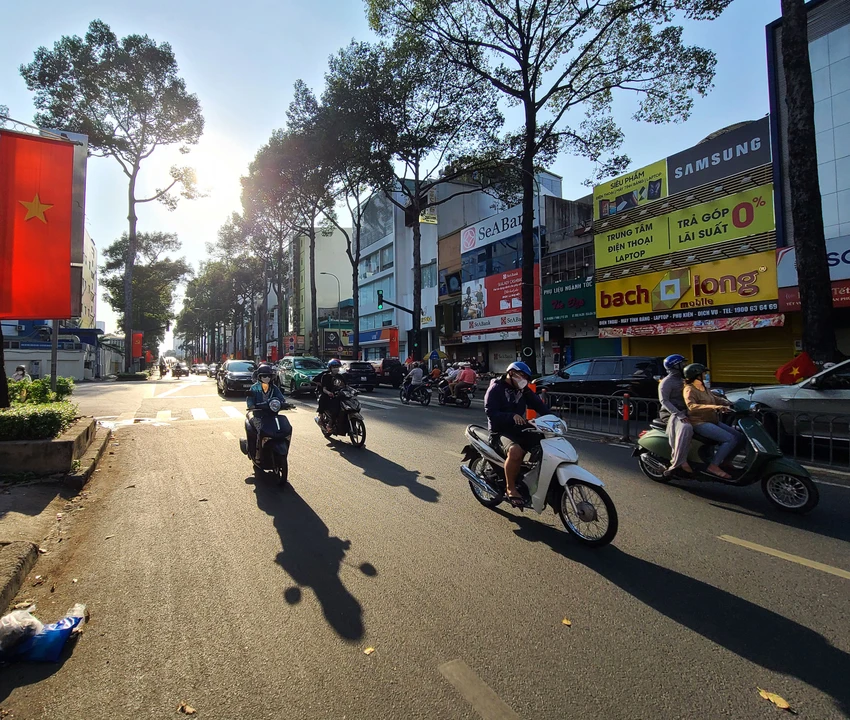 Chuyện hỏi đường và chỉ đường từ lâu đã trở thành văn hoá giao thông nói chung và người Sài Gòn nói riêng. Ảnh: Pháp luật TP.HCM