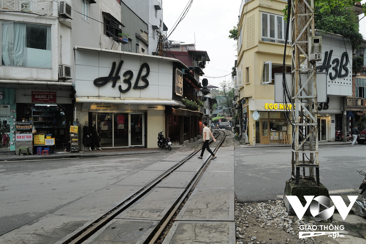 Đoạn đường sắt chạy qua cuối đường Nguyễn Thái Học