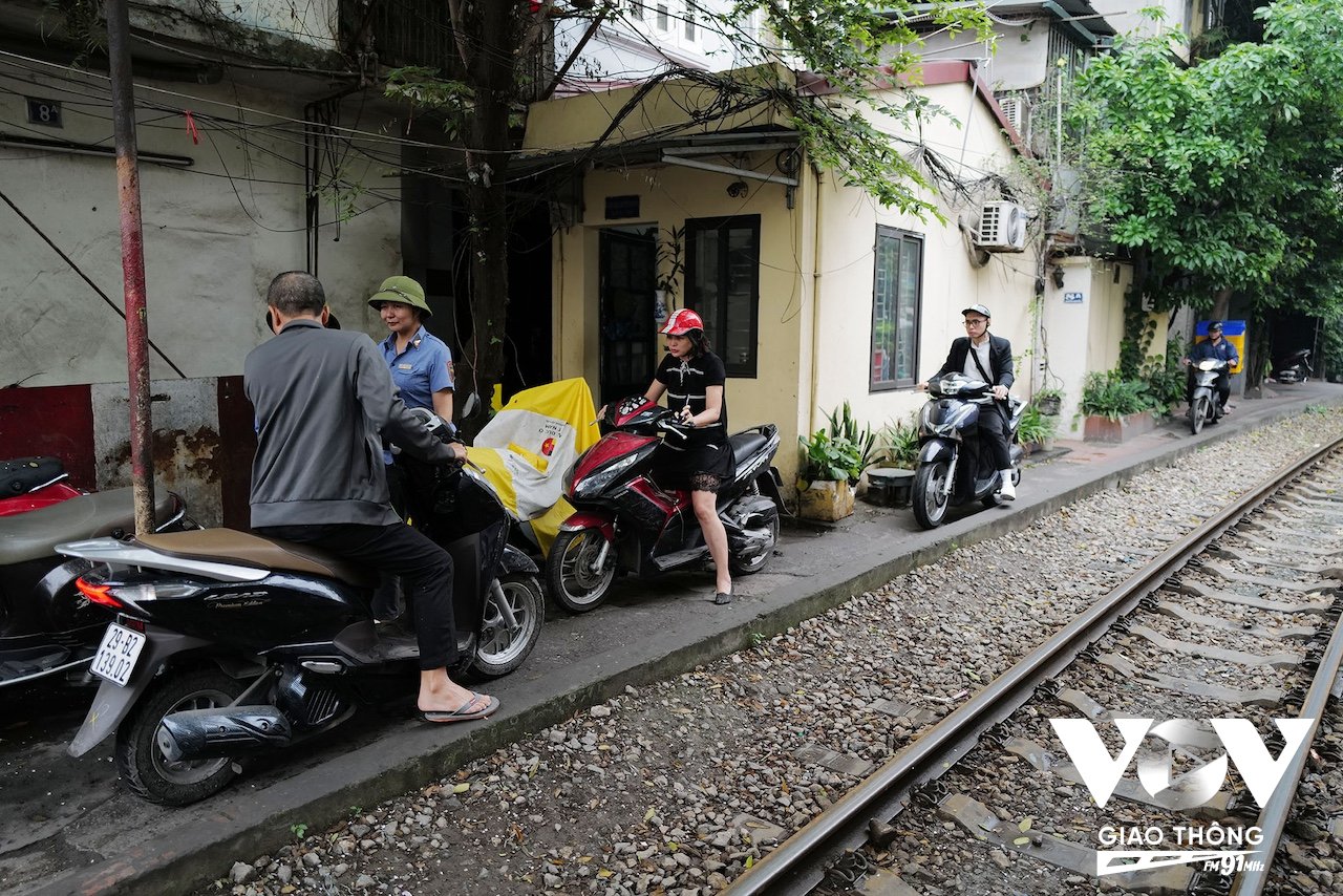 Một con đường bê tông nhỏ sát đường ray để phục vụ cư dân sống dọc đường tàu đi về nhà