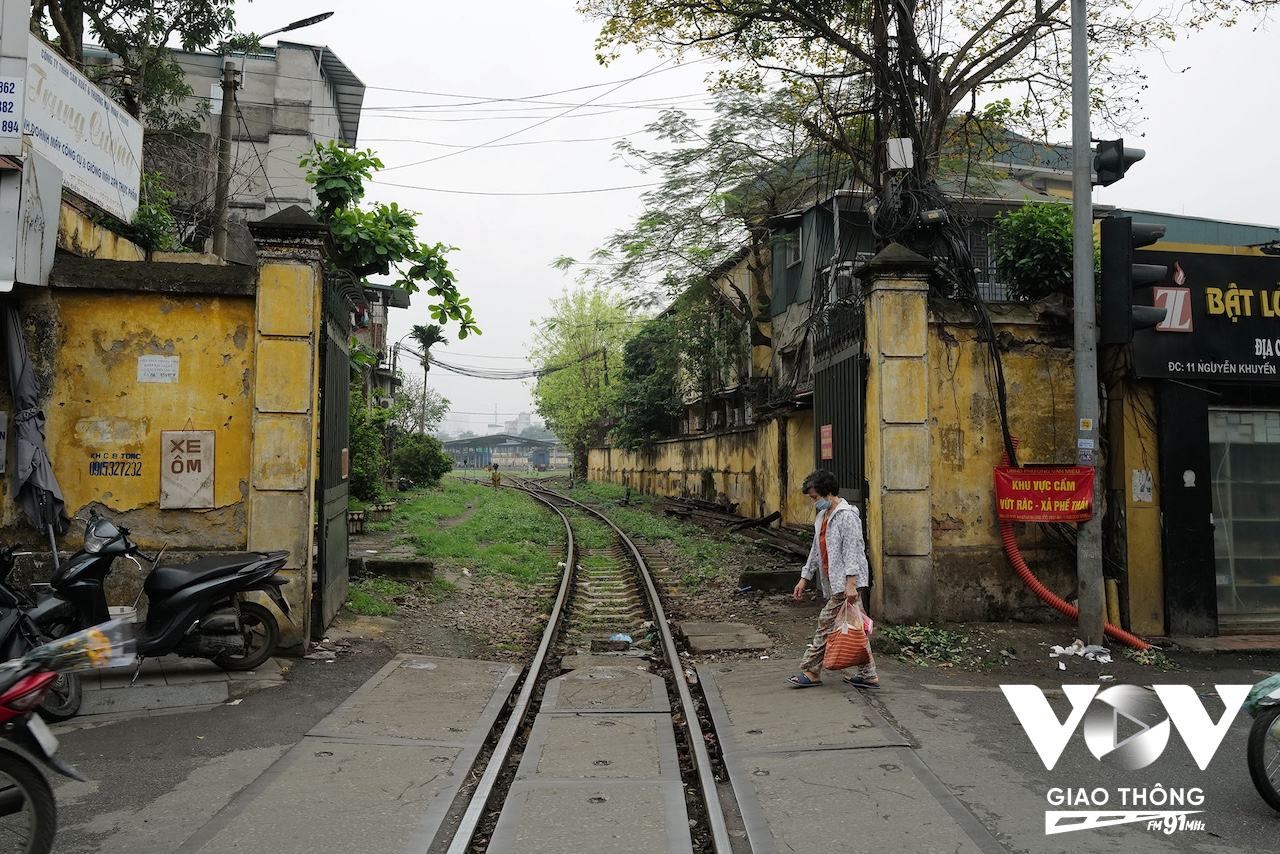 Đoạn đường sắt chạy qua phố Nguyễn Khuyến, cũng là nơi vào ga Hà Nội, cổng sắt ở đây sẽ được mở để phục vụ mỗi khi có tàu chạy qua