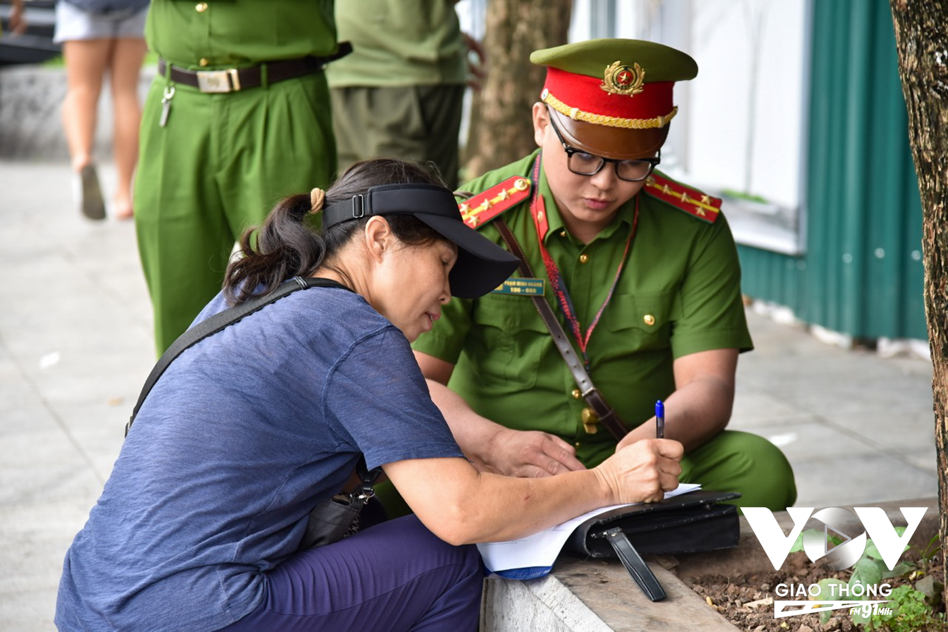 Một quán nước tại khu vực hồ Hoàn Kiếm lấn chiếm vỉa hè cũng được lực lượng chức năng nhắc nhở, yêu cầu ký cam kết không tái diễn vi phạm.