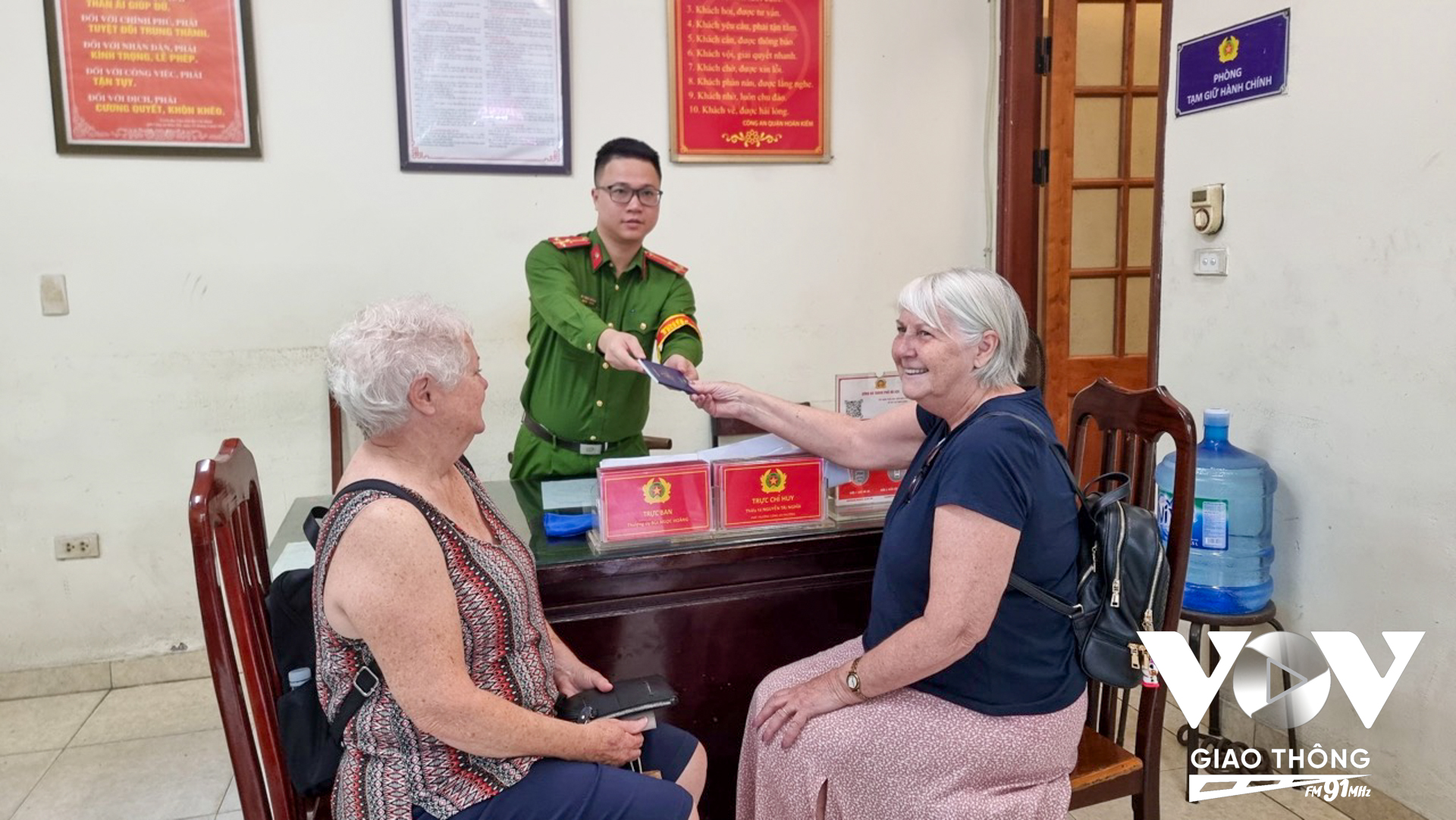 Cũng trong ngày 10/4, Công an phường Hàng Trống cũng trao trả lại ví tiền cho 2 khu khách người Úc đến du lịch tại Hà Nội.