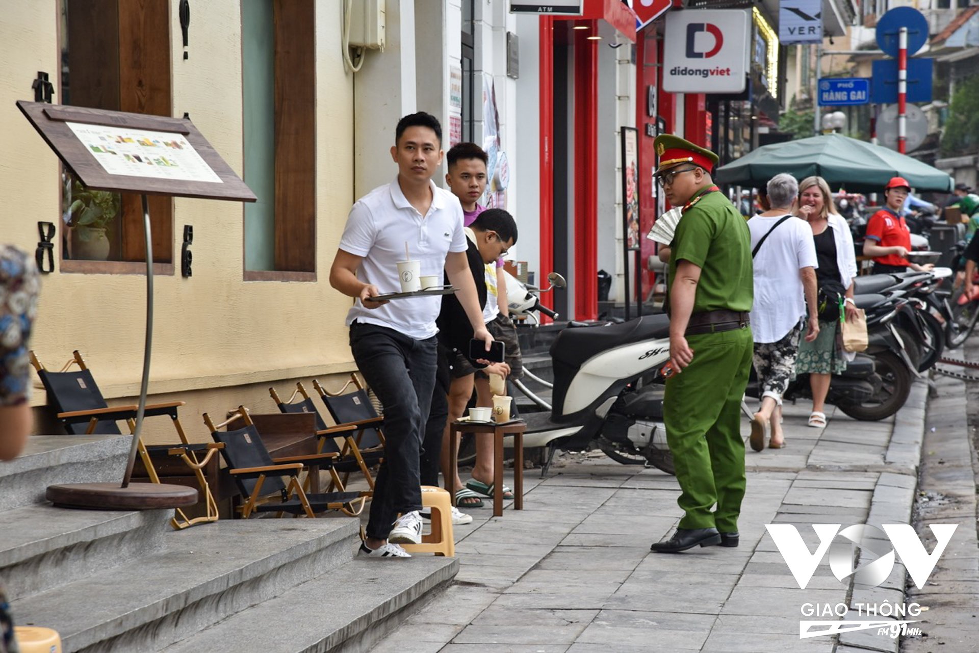 Tại quảng trường Đông Kinh Nghĩa Thục, tổ công tác đã xử lý quán cafe Phê La vì kê bàn cho khách ngồi lấn chiếm vỉa hè