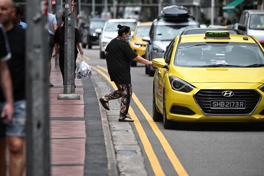 Sự bành trướng của các ứng dụng gọi xe đang khiến taxi truyền thống tại Đảo quốc sư tử 'hụt hơi'. Ảnh: Strait Times