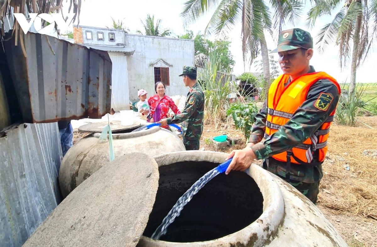 Quân Khu 9 chở nước từ Cần Thơ về cung ứng cho các hộ dân ở xã Biển Bạch, huyện Thới Bình, tỉnh Cà Mau.