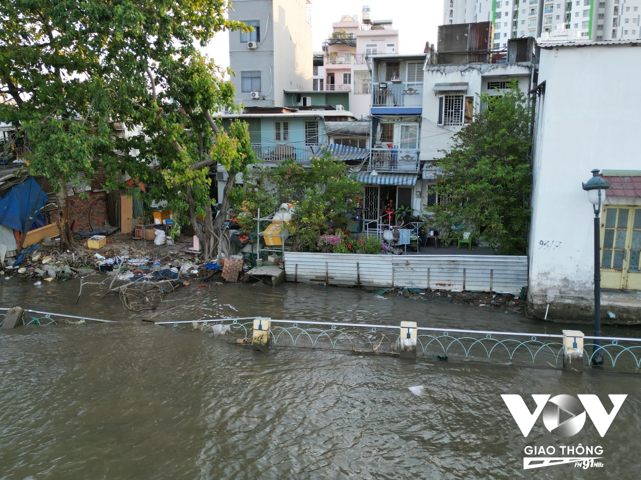 Hiện nhiều đoạn hàng rào dọc bờ kênh bị đổ sập xuống sông Sài Gòn, một số nhà dân bị lún, nghiêng, nứt toác, có dấu hiệu sạt lở lan rộng