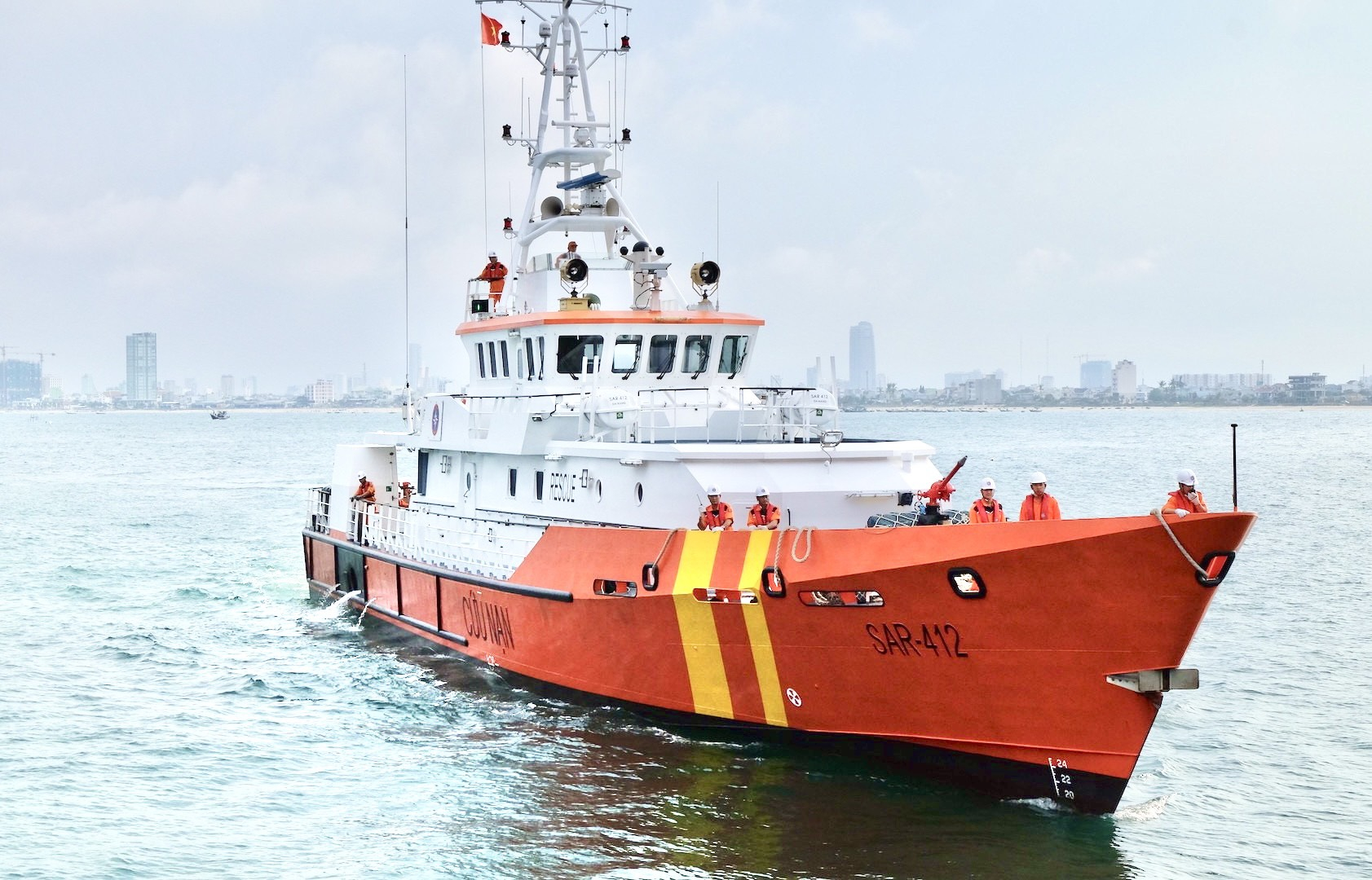 Tàu chuyên dụng tìm kiếm cứu nạn SAR 412 khẩn trương đi thực hiện nhiệm vụ