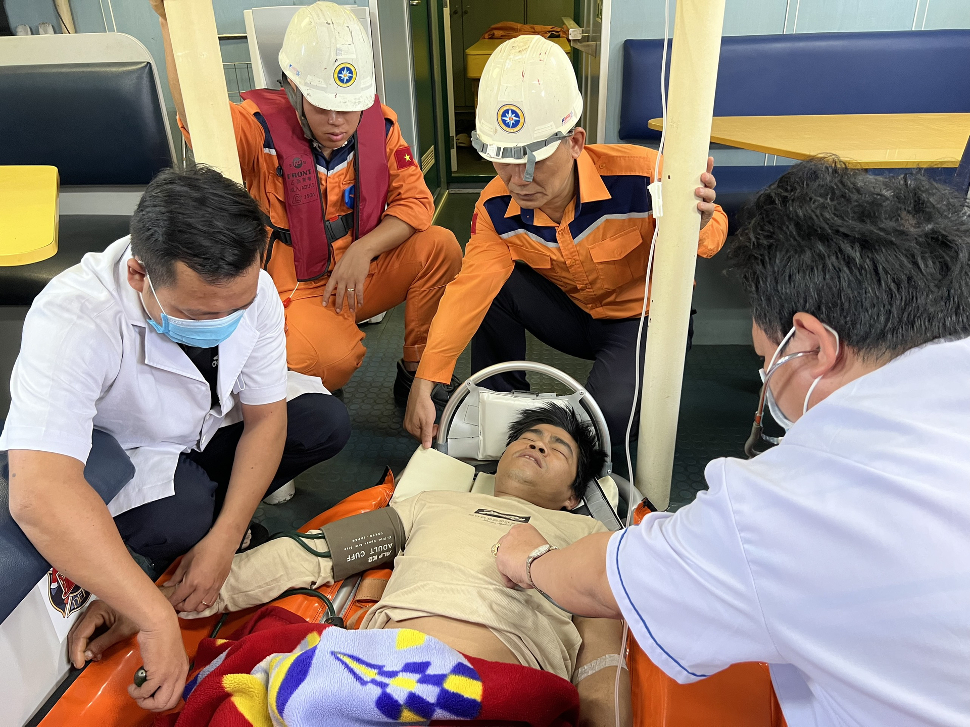 Tổ y tế tiến hành sơ cấp cứu cho nạn nhân ngay sau khi bàn giao trên biển