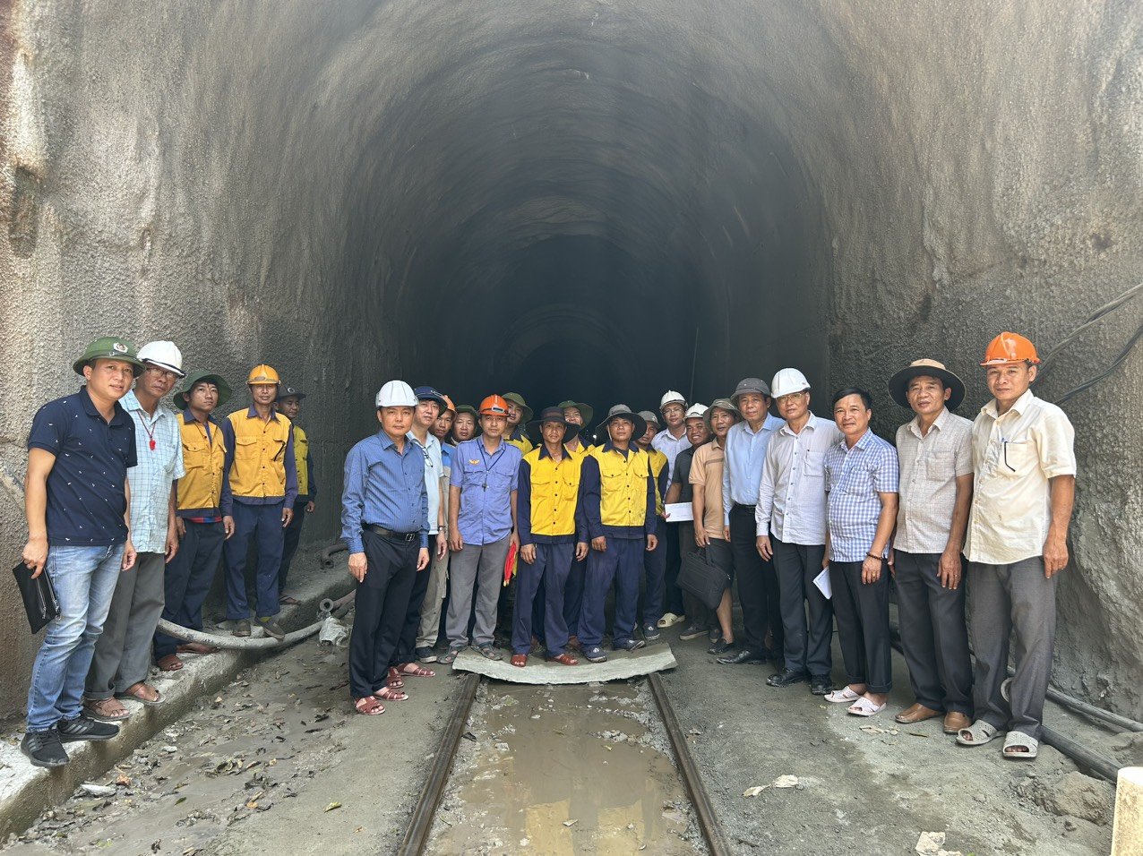 Ông Hoàng Gia Khánh, Tổng Giám đốc Tổng Công ty Đường sắt Việt Nam (áo xanh mũ trắng, đứng đầu hàng giữa từ trái sang) trực tiếp chỉ đạo công tác khắc phục tại hiện trường