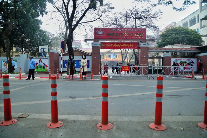Cổng trường Tiểu học Nguyễn Du, Hà Đông, Hà Nội