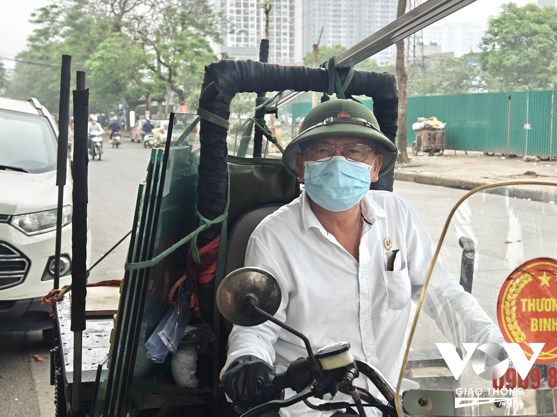 Thành phố Hà Nội từng có lộ trình loại bỏ dần xe tự chế, xe ba bánh cũ nát, và có chính sách chuyển đổi nghề cho người lái loại xe này. Tuy nhiên, nhóm được hỗ trợ chuyển đổi lại chưa chủ động tham gia.