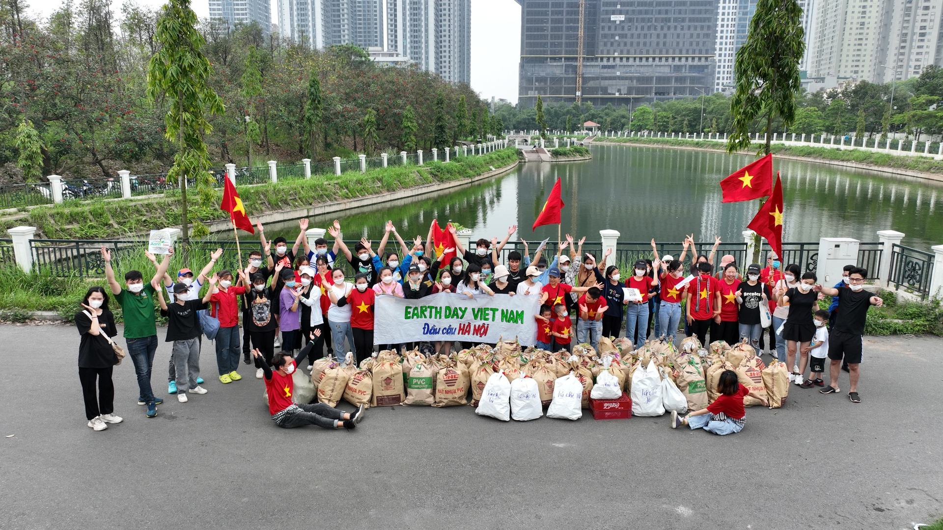 Các bạn tình nguyện viên của Xanh Việt Nam trong chiến dịch Earth Day