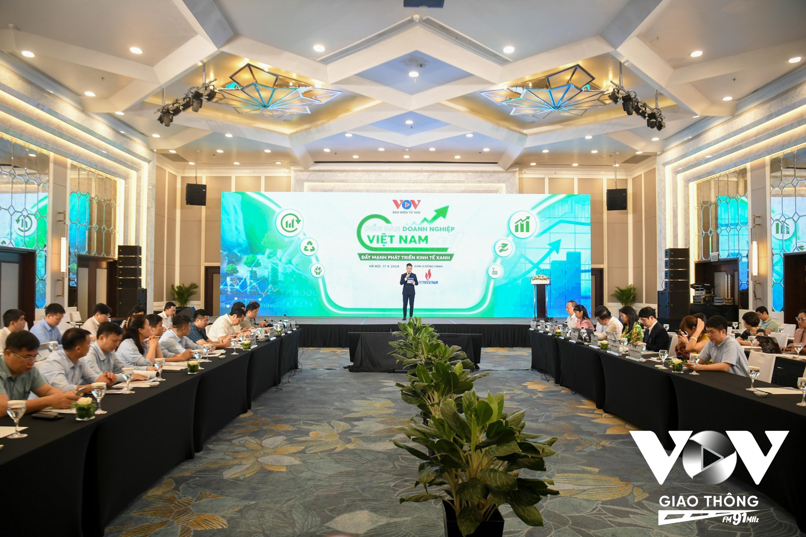''Diễn đàn doanh nghiệp Việt Nam Đẩy mạnh phát triển kinh tế xanh'' có sự tham gia của hơn 300 đại biểu.