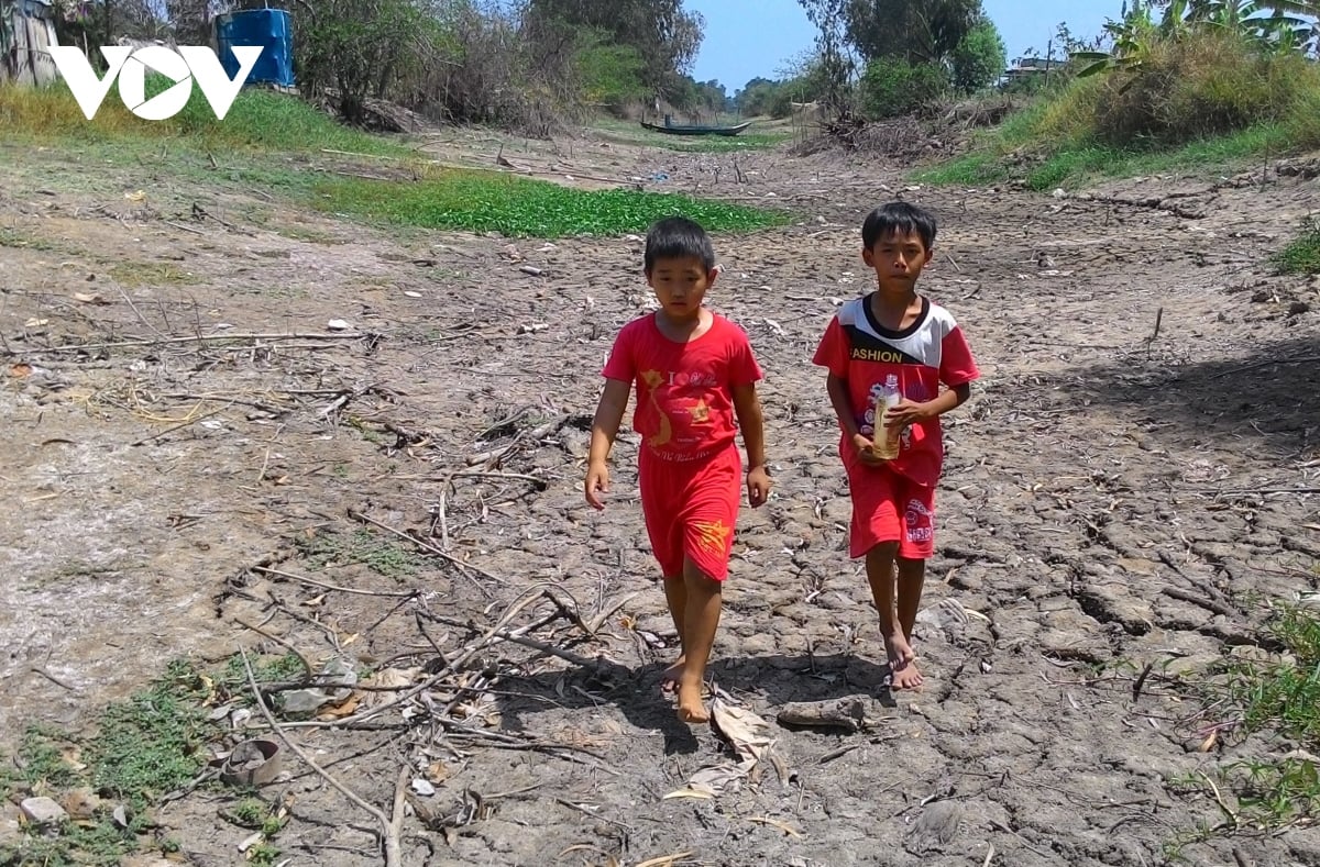Một dòng kênh trơ đáy trên địa bàn tỉnh Cà Mau khi vào mùa khô, điều này đã được cảnh báo sớm, nhưng biện pháp cung ứng nước vẫn còn cập rập, dẫn đến nhiều hộ dân ở đây thiếu nước sinh hoạt. (Ảnh: VOV)