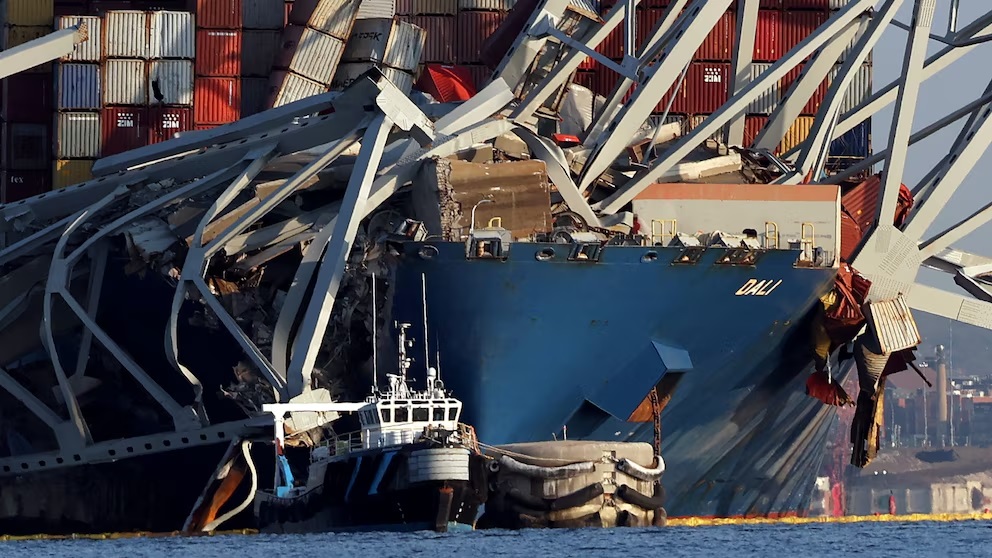 Công tác dọn dẹp hiện trường vụ sập cầu Francis Scott Key vẫn đang được tiến hành khẩn trương. Ảnh: Getty Images
