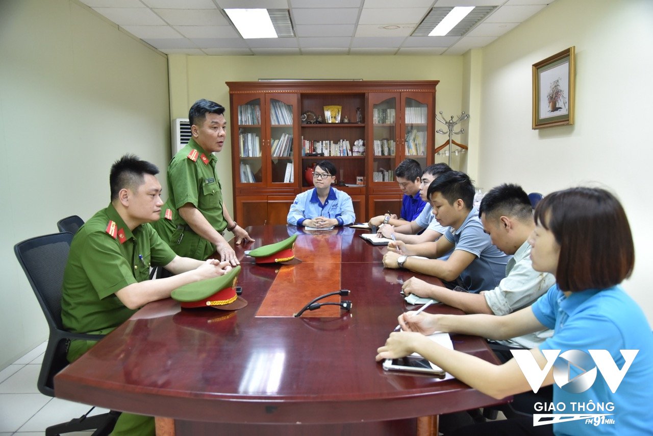 Đội Cảnh sát PCCC&CNCH Công an huyện Sóc Sơn làm việc với đại diện các DN thuộc KCN Nội Bài