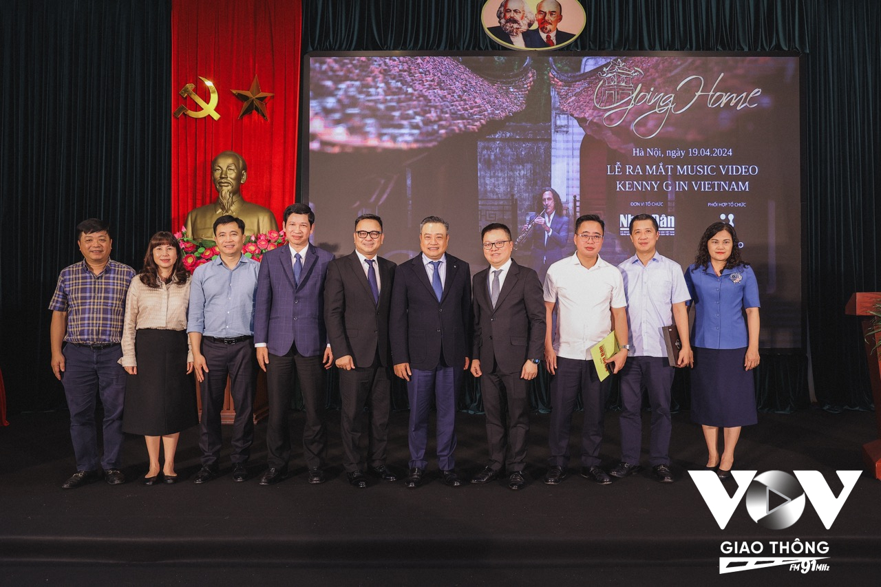 Ông Lê Quốc Minh, ông Trần Sỹ Thanh, ông Hồ An Phong và các lãnh đạo các Đài phát thanh truyền hình, các cơ quan thông tấn báo chí