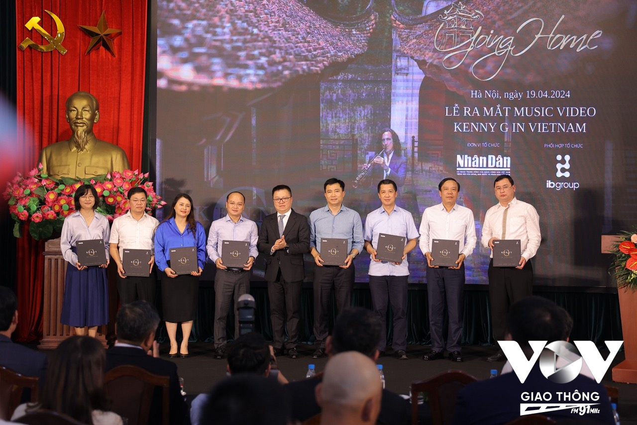 Ông Lê Quốc Minh trao tang MV 'Going Home' cho các Đài Truyền hình và các cơ quan thông tấn báo chí