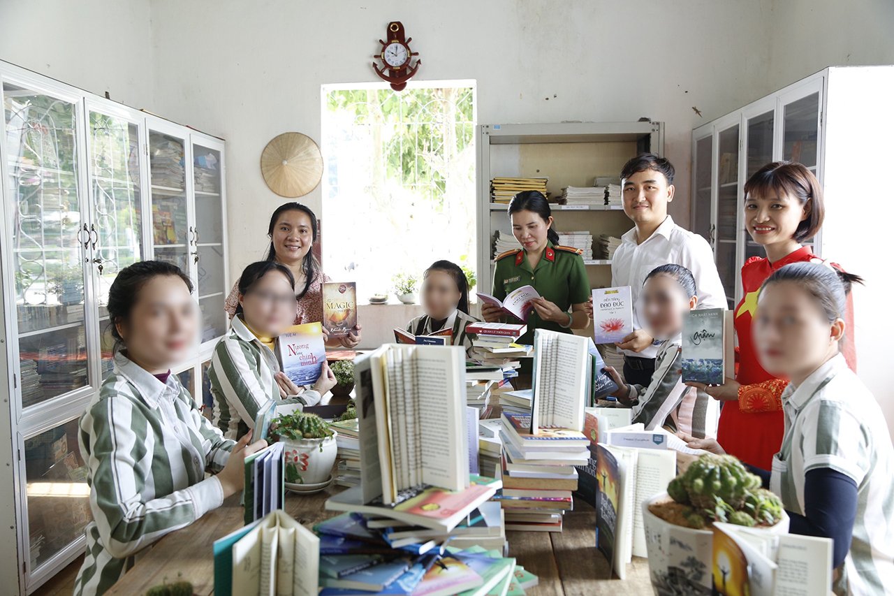 Anh Lê Tuấn Thành (áo trắng) cùng các cộng sự với dự án Tủ sách thắp sáng đạo đức quyên góp hàng chục nghìn đầu sách cho các trại giam, trại cai nghiện - Ảnh NVCC
