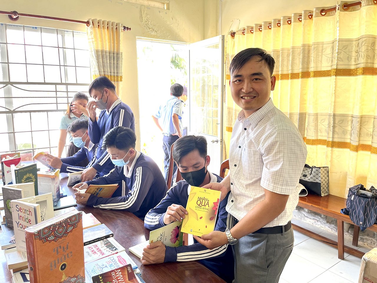 Có 6 năm công tác trong lĩnh vực trại giam, Trung úy Lê Tuấn Thành được bàn bè đồng nghiệp hỗ trợ rất nhiều để triển khai được tủ sách ở trên 20 trại giam từ Tây Nguyên xuống Nam Bộ - Ảnh NVCC