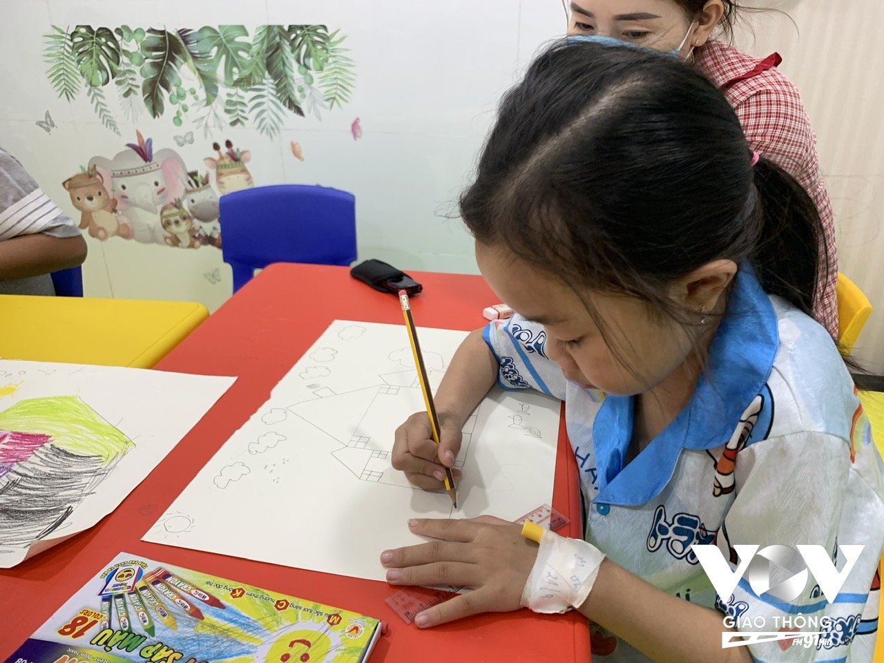 Các bệnh nhi đang học vẽ và tô màu tại lớp học vui vẻ BV Nhi đồng 1 TP.HCM