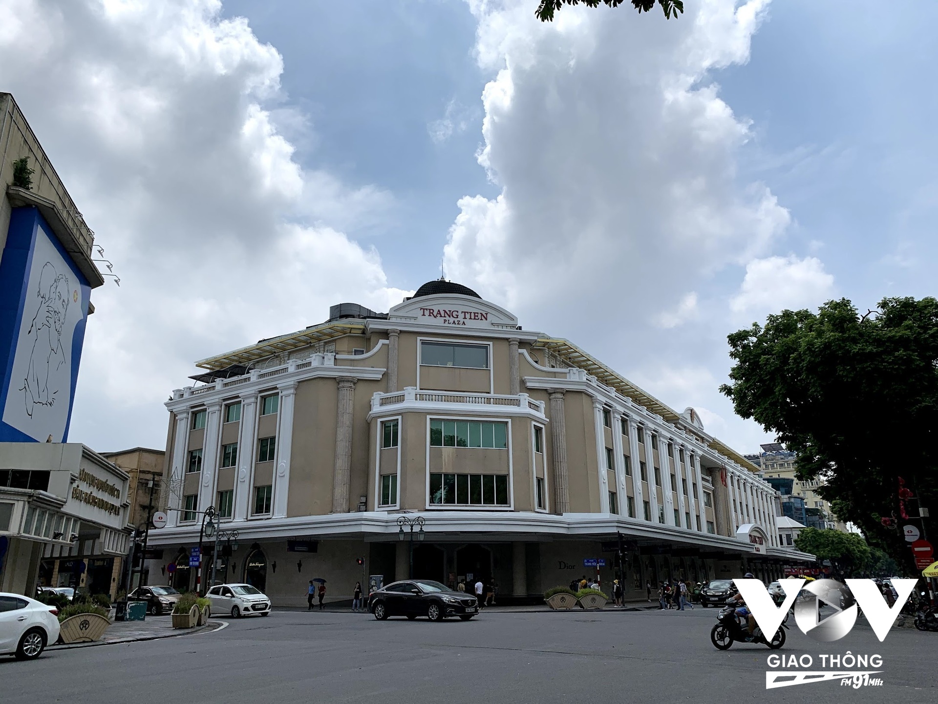 Được người Pháp xây dựng vào năm 1901 với tên gọi Maison Godard (Nhà Godard), nơi đây đã trở thành trung tâm thương mại đầu tiên ở Hà Nội. Đến năm 1960, được đổi tên thành Bách hóa Tổng hợp - Cái tên thân thương và gắn bó với người dân Thủ đô.