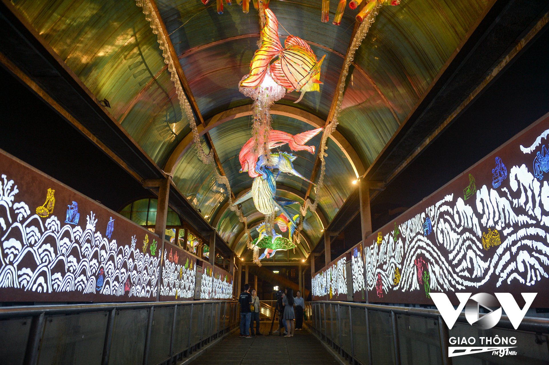 Với chiều dài cầu đi bộ 44,6m, các họa sĩ đã thể hiện các tác phẩm nghệ thuật, kết hợp với ánh sáng, biến cầu đi bộ giống như một đường 'hầm thủy cung'.