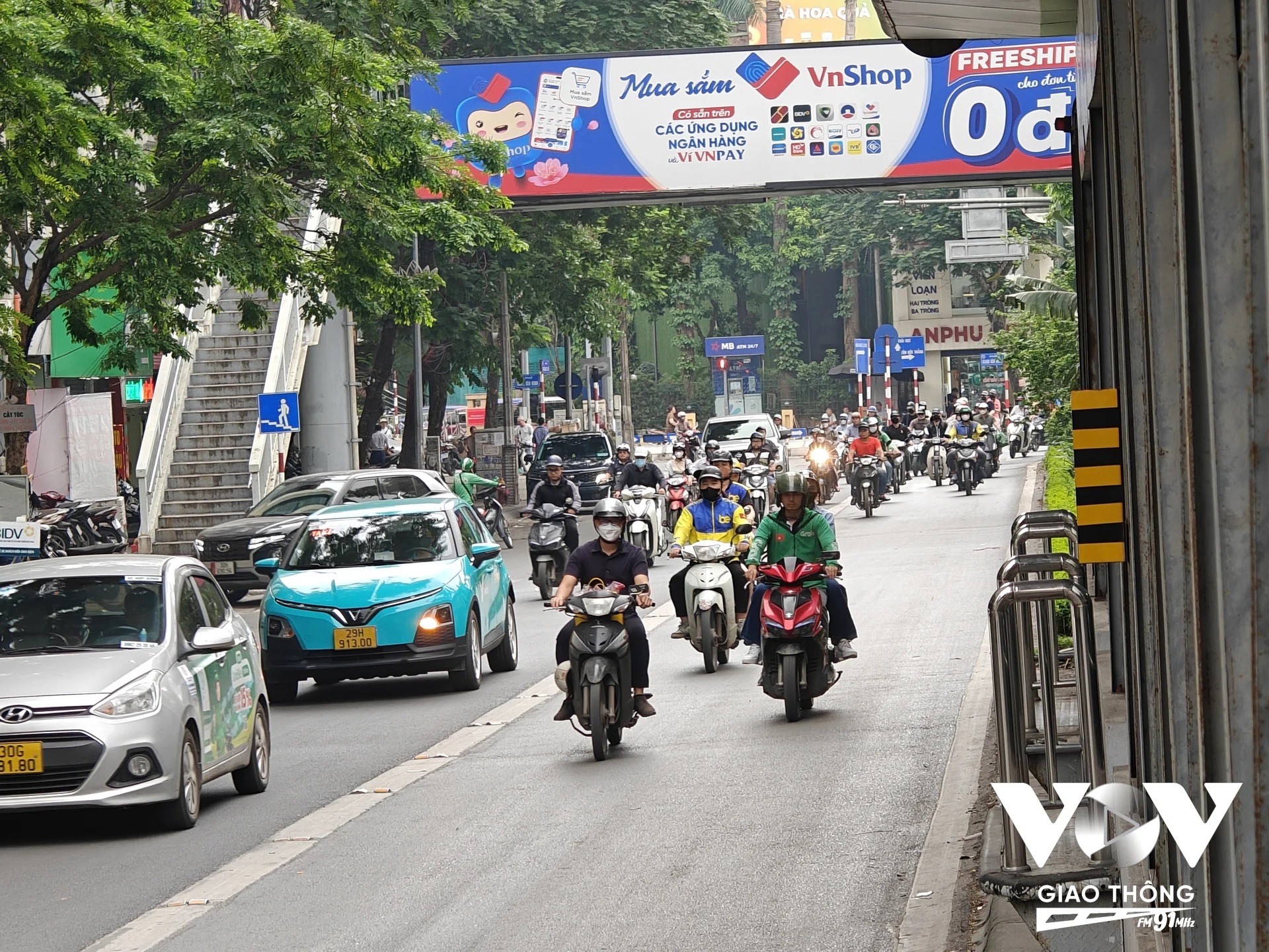 Hình ảnh các tài xế xe ôm công nghệ vi phạm luật giao thông đường bộ vẫn khá phổ biến trên đường phố Hà Nội. Ảnh: Chu Đức