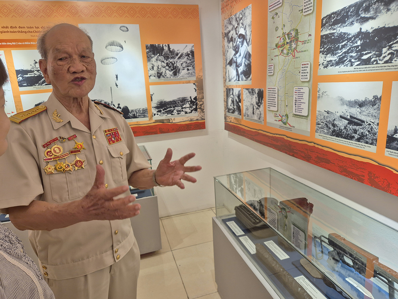 Đại tá Nguyễn Hữu Tài tại triển lãm