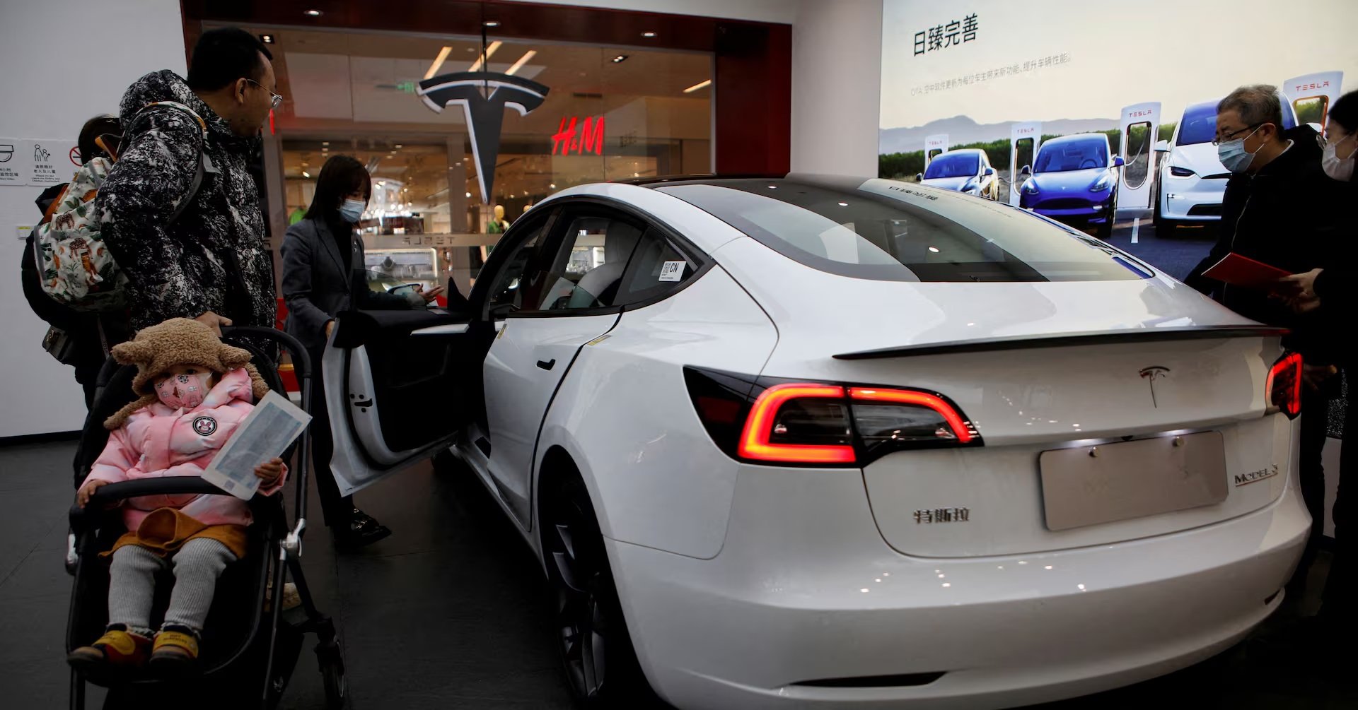 Một chiếc xe điện Tesla Model 3 được trưng bày tại Bắc Kinh, Trung Quốc. Ảnh: Reuters