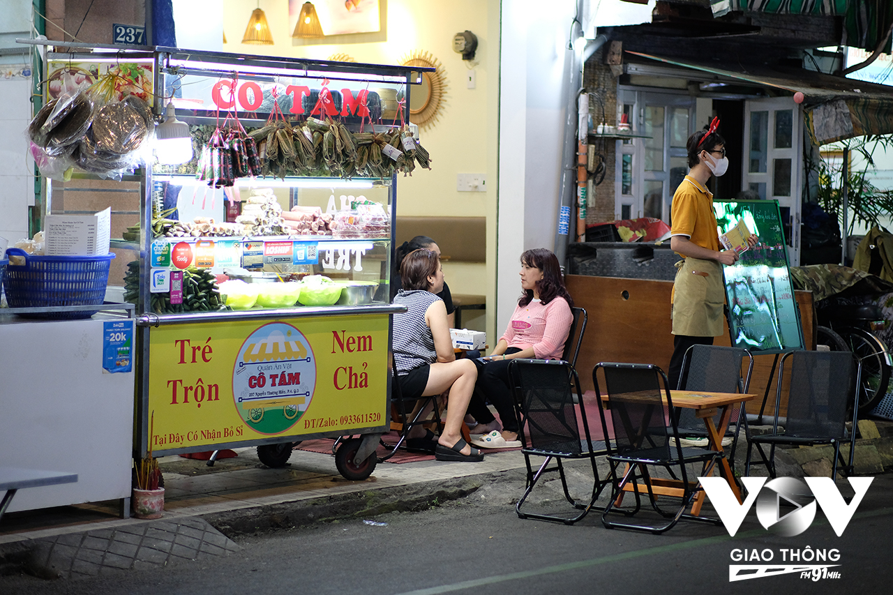 Nhiều hàng quán trên tuyến đường Nguyễn Thượng Hiền rơi vào cảnh ế ẩm, vắng khách.