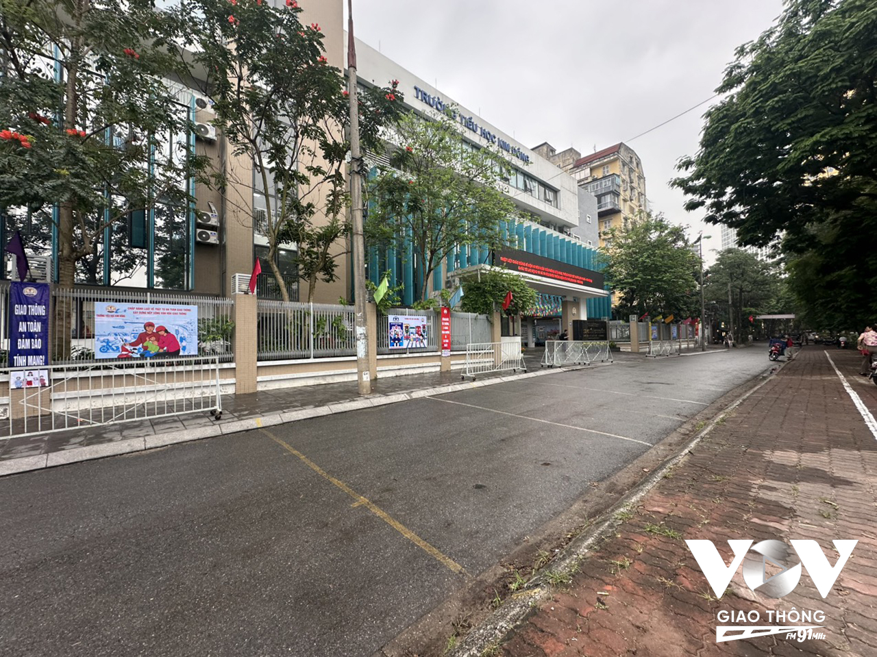 Sau khi phát động mô hình Cổng trường an toàn giao thông, khu vực các cổng trường trên địa bàn quận Ba Đình đã phong quang, không còn cảnh chiếm dụng lòng đường, hè phố.