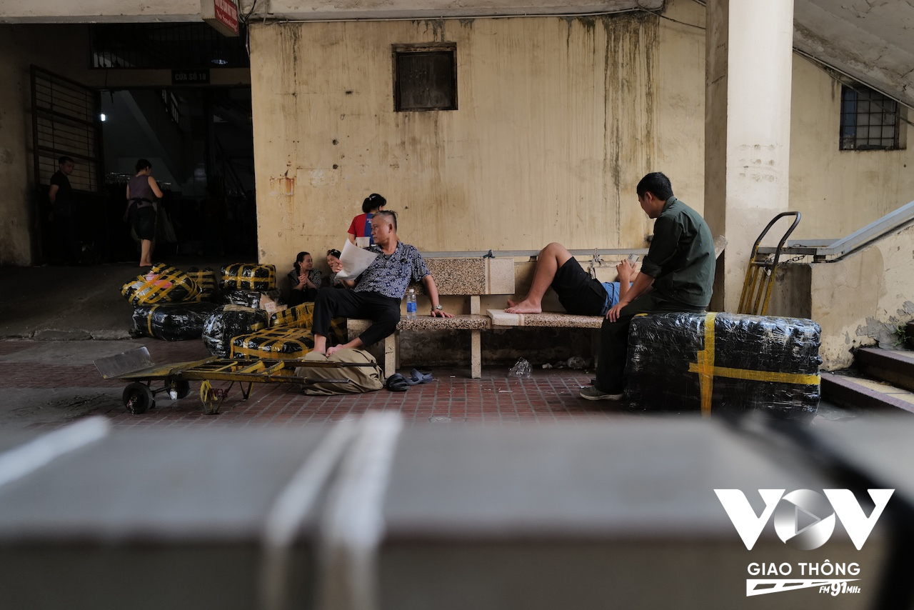 Những người lao động tại chợ Đồng Xuân nghỉ ngơi trong cái nắng nóng ban trưa