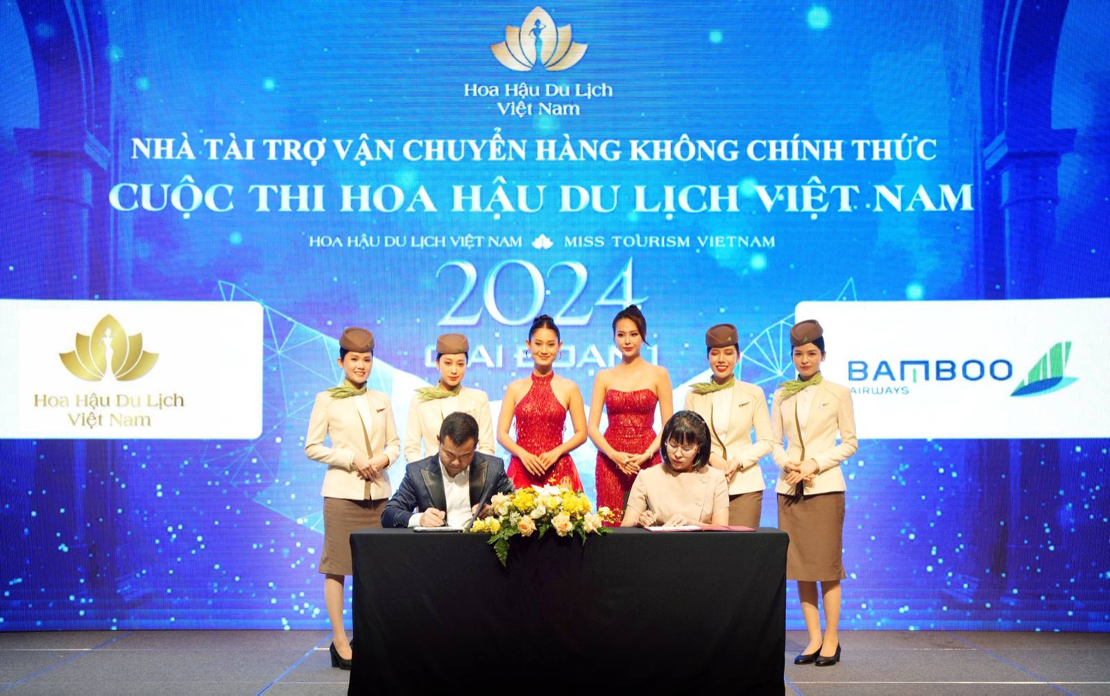 Đại diện BTC Hoa hậu Du lịch Việt Nam 2024 và đại diện Bamboo Airways ký kết hợp tác tại họp báo