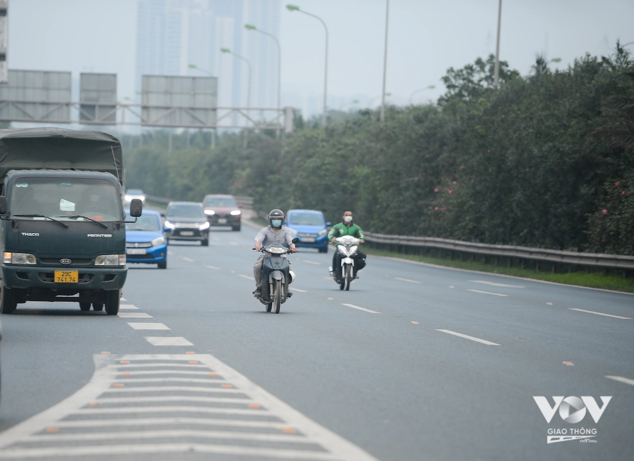 Xe máy cố tình đi vào Đại lộ Thăng Long gây nguy hiểm cho chính người điều khiển xe máy và tiềm ẩn nguy cơ gây tai nạn giao thông. (Ảnh: Phúc Tài)