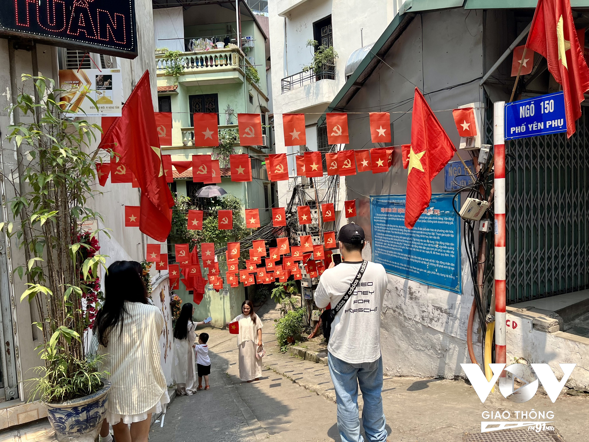 Các bạn trẻ ấn tượng bởi cách trang trí ở ngõ 150 Yên Phụ - Tây Hồ nên xếp hàng chờ chụp ảnh vì cũng muốn hòa mình vào dịp lễ của cả nước.