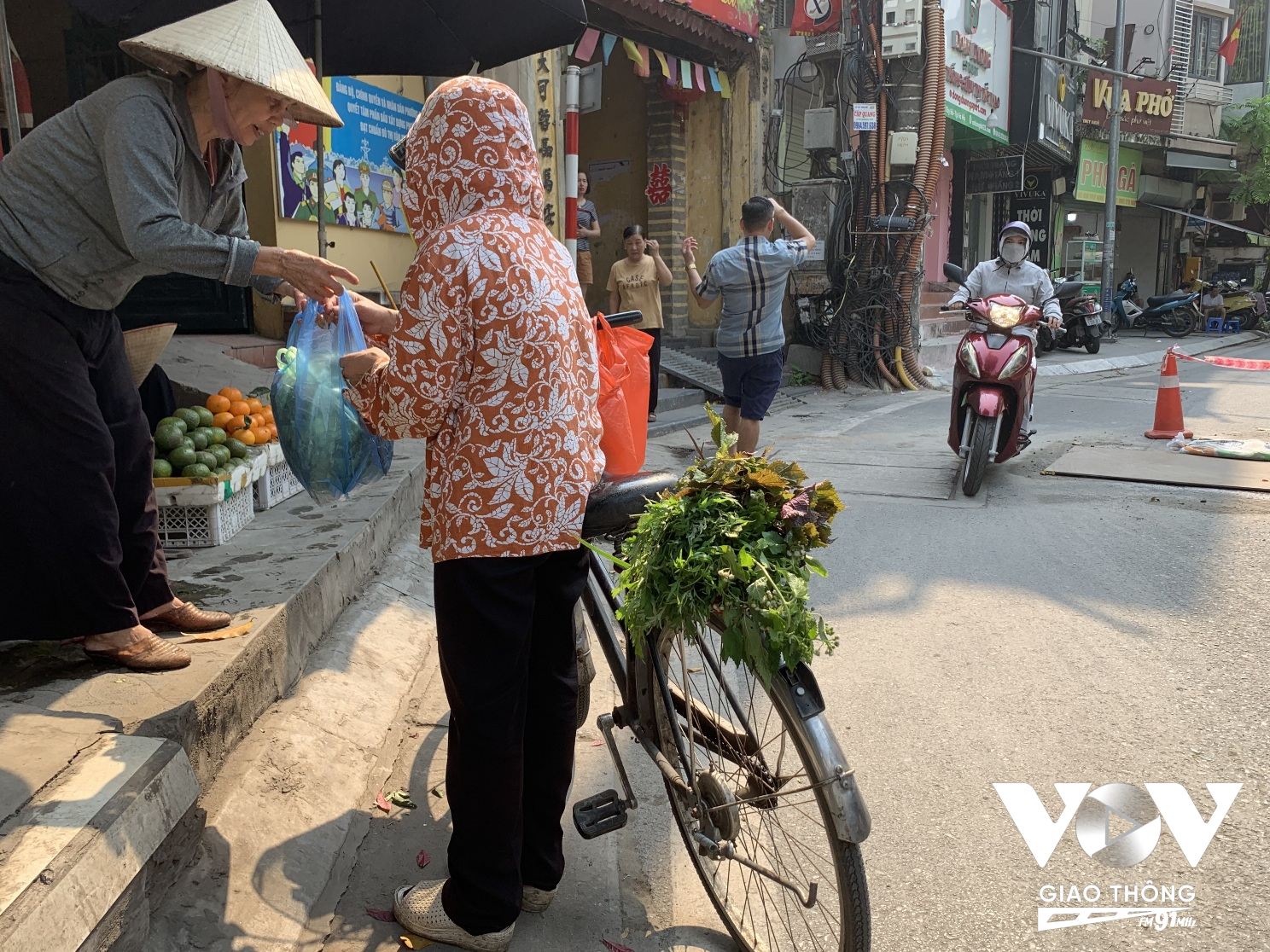 Sạp lá thơm này đã trở nên quen thuộc với không chỉ người dân trong vùng mà nhiều người nghe truyền tai về công dụng chữa bệnh cũng tìm tới