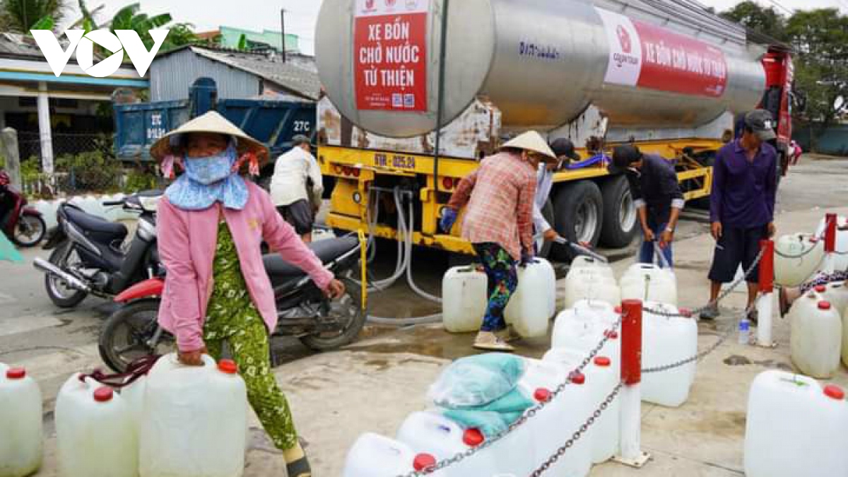 Người dân xã Tân Phước, huyện Gò Công Đông, tỉnh Tiền Giang đến nhận nguồn nước nghĩa tình về phục vụ sinh hoạt gia đình. Ảnh: Nhật Trường/VOV ĐBSCL