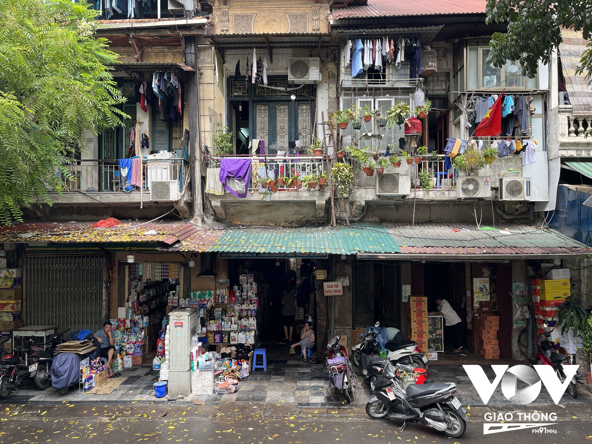 Ban công là phiên âm từ balcon trong tiếng Pháp có nghĩa là phần làm nhô ra của ngôi nhà. Thế nhưng chỉ cái phần nhô ra nhỏ bé lại đã phản ánh rất nhiều mặt của xã hội (Ảnh: Quang Hùng/VOVGT)