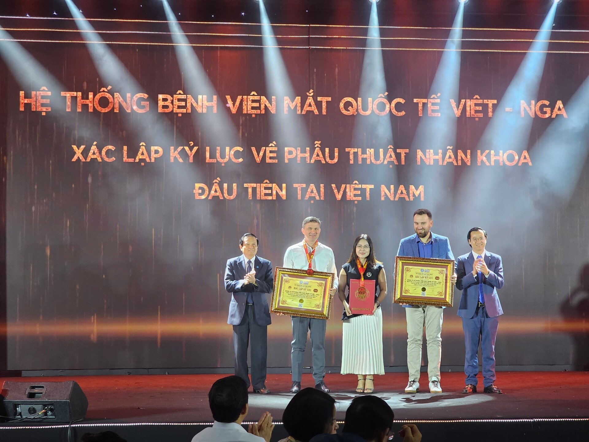 Bệnh viện Mắt quốc tế Việt - Nga đón nhận kỷ lục Việt Nam