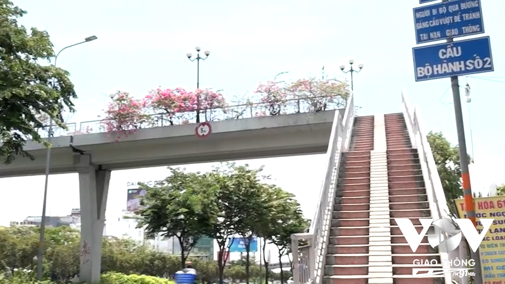Cầu bộ hành - một trong những công trình hướng tới người đi bộ nhưng giữa thời tiết nắng nóng, nhiều người chọn băng qua đường thay vì đi vòng