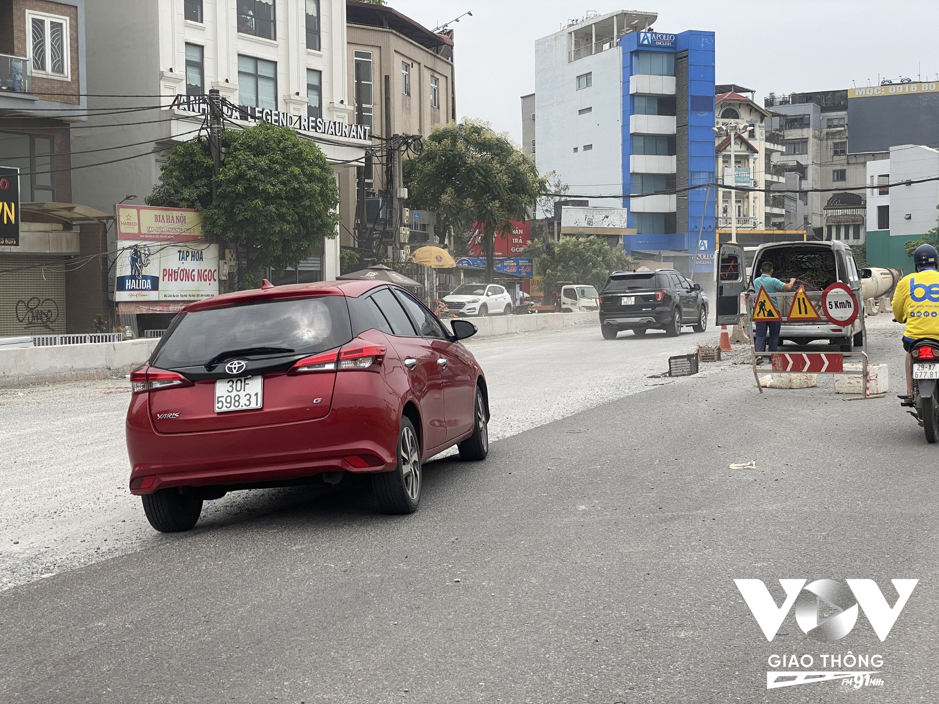 Tại những đoạn lòng đường thu hẹp đều có biển báo