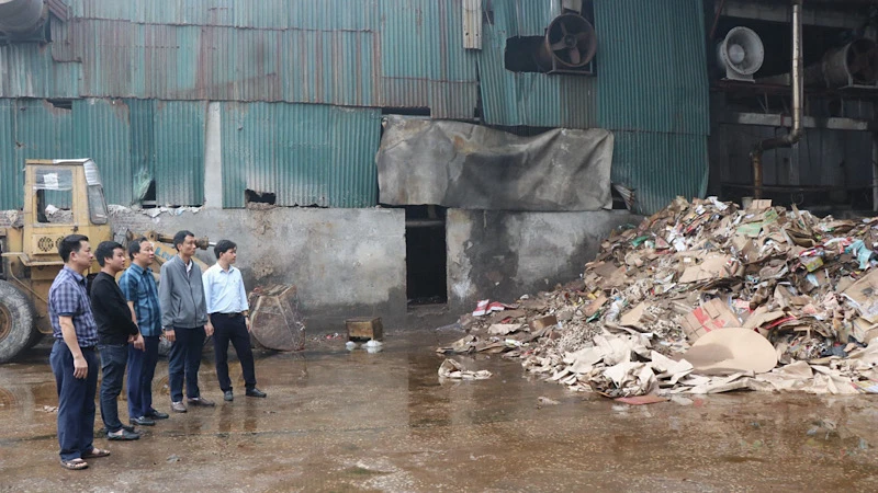 Lực lượng chức năng huyện Tiên Du kiểm tra tại một doanh nghiệp sản xuất giấy trong cụm công nghiệp Phú Lâm. Ảnh: Nhân dân