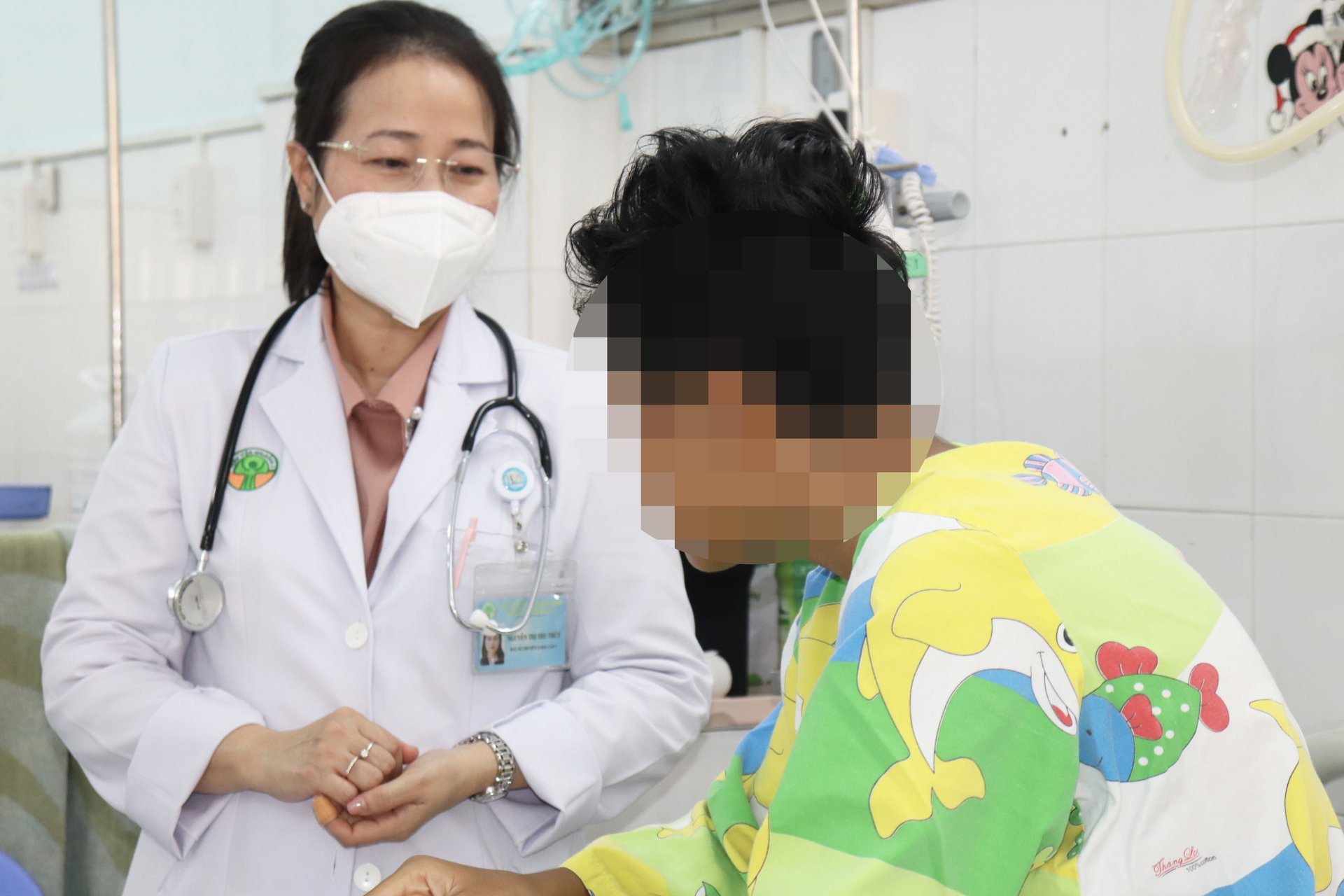 Một học sinh bị ngộ độc thực phẩm được điều trị tại Bệnh viện Nhi đồng 2 TP.HCM