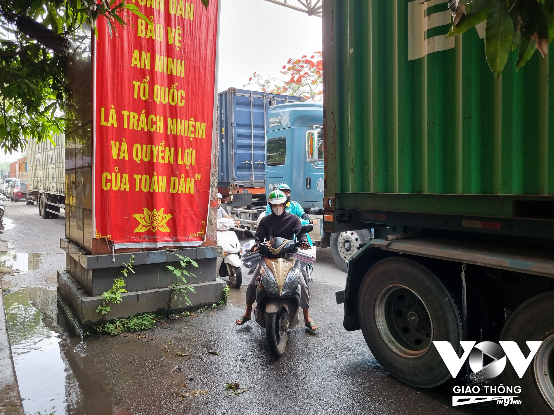 Cổng chào chắn lối, người đi xe máy thường xuyên phải luồn lách giữa dòng xe tải, container khi tắc đường (Ảnh - Minh Hiếu)