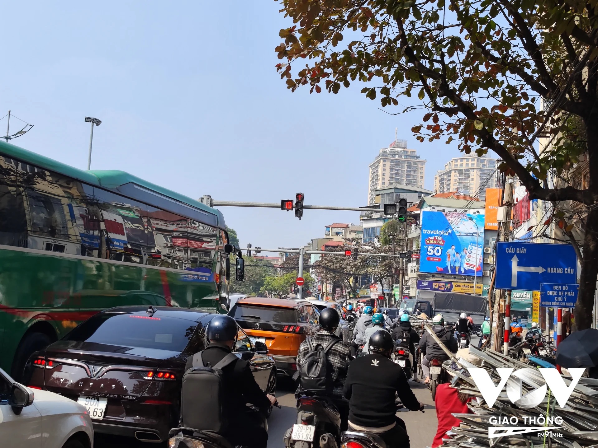  Đường Láng là điểm nóng ùn ứ giao thông của Hà Nội khi lưu lượng phương tiện gấp gần 3 lần lưu lượng thiết kế
