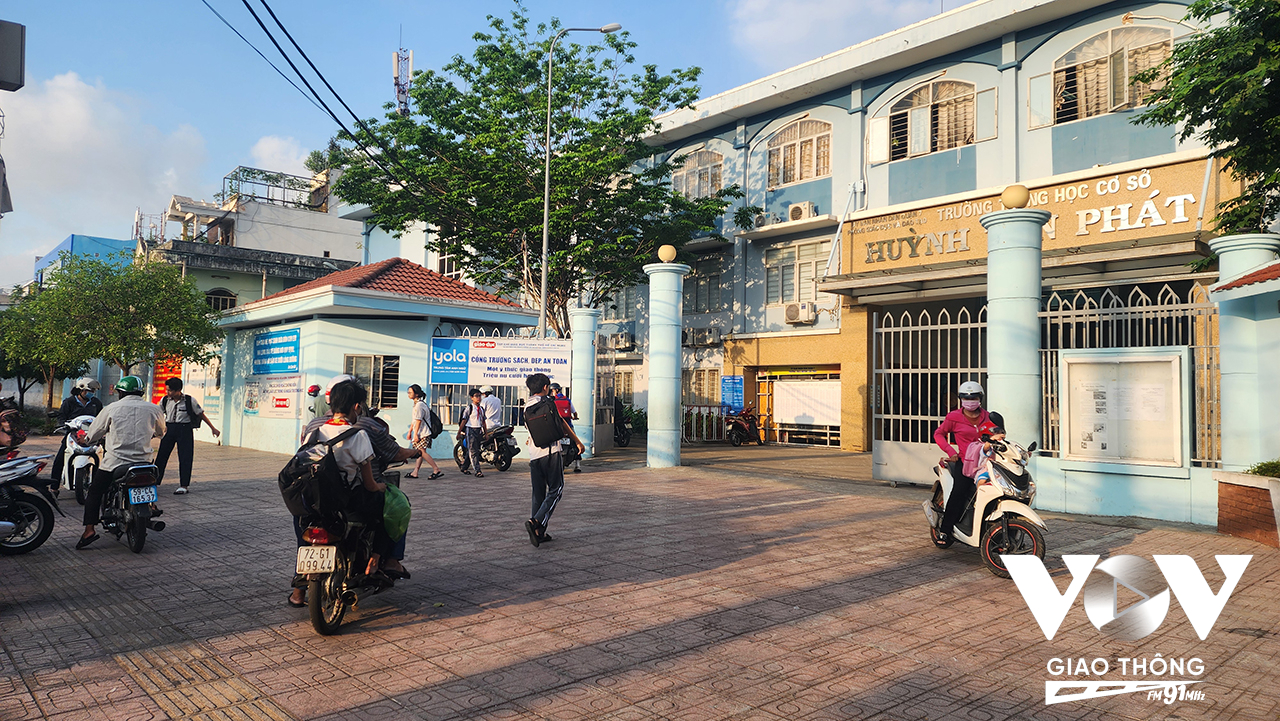 Cổng Trường THCS Huỳnh Tấn Phát, Quận 7, TP.HCM