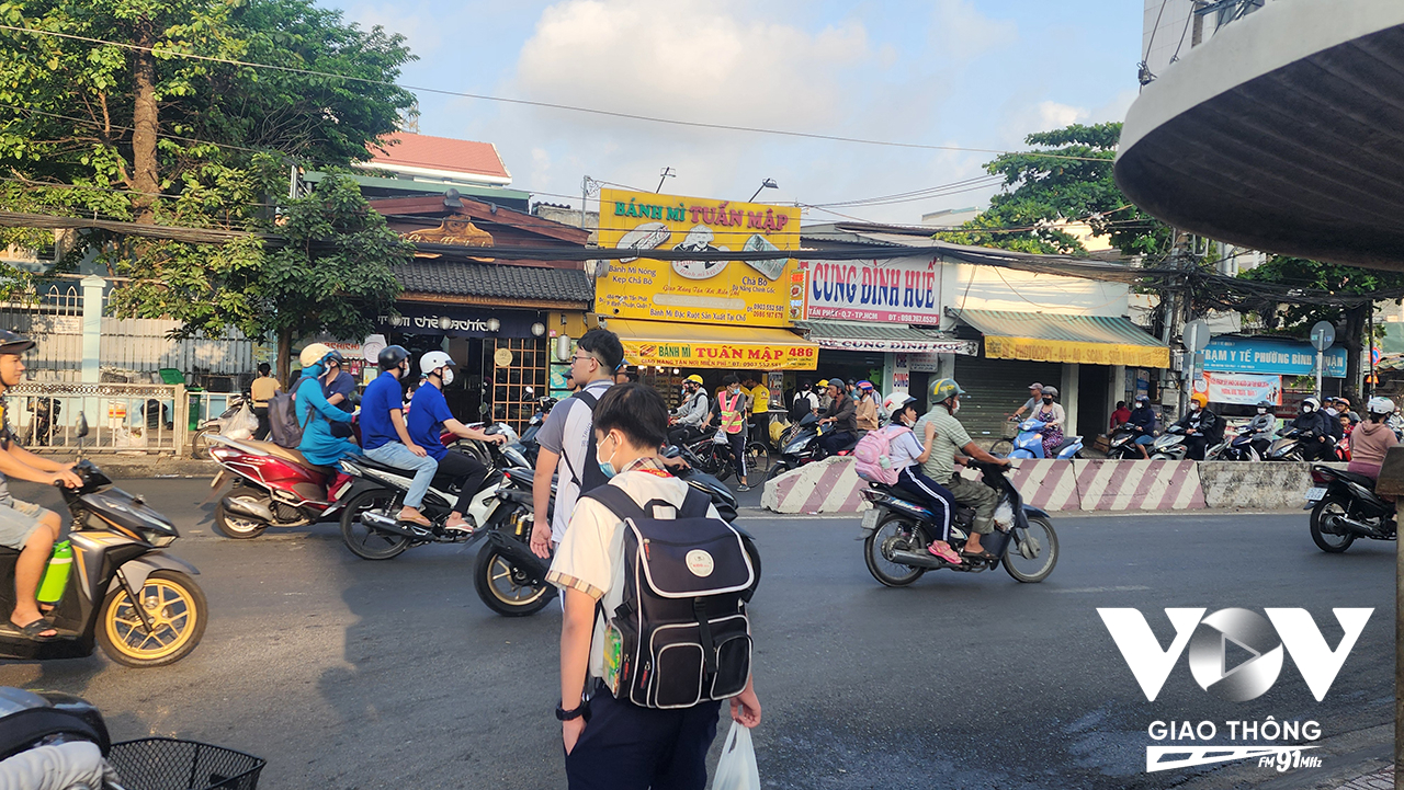Giao lộ Huỳnh Tấn Phát - Trần Trọng Cung, Quận 7 không có vạch sơn kẻ đường dành cho người đi bộ, nhiều phương tiện không nhường đường cho các em qua đường tiềm ẩn nguy cơ TNGT