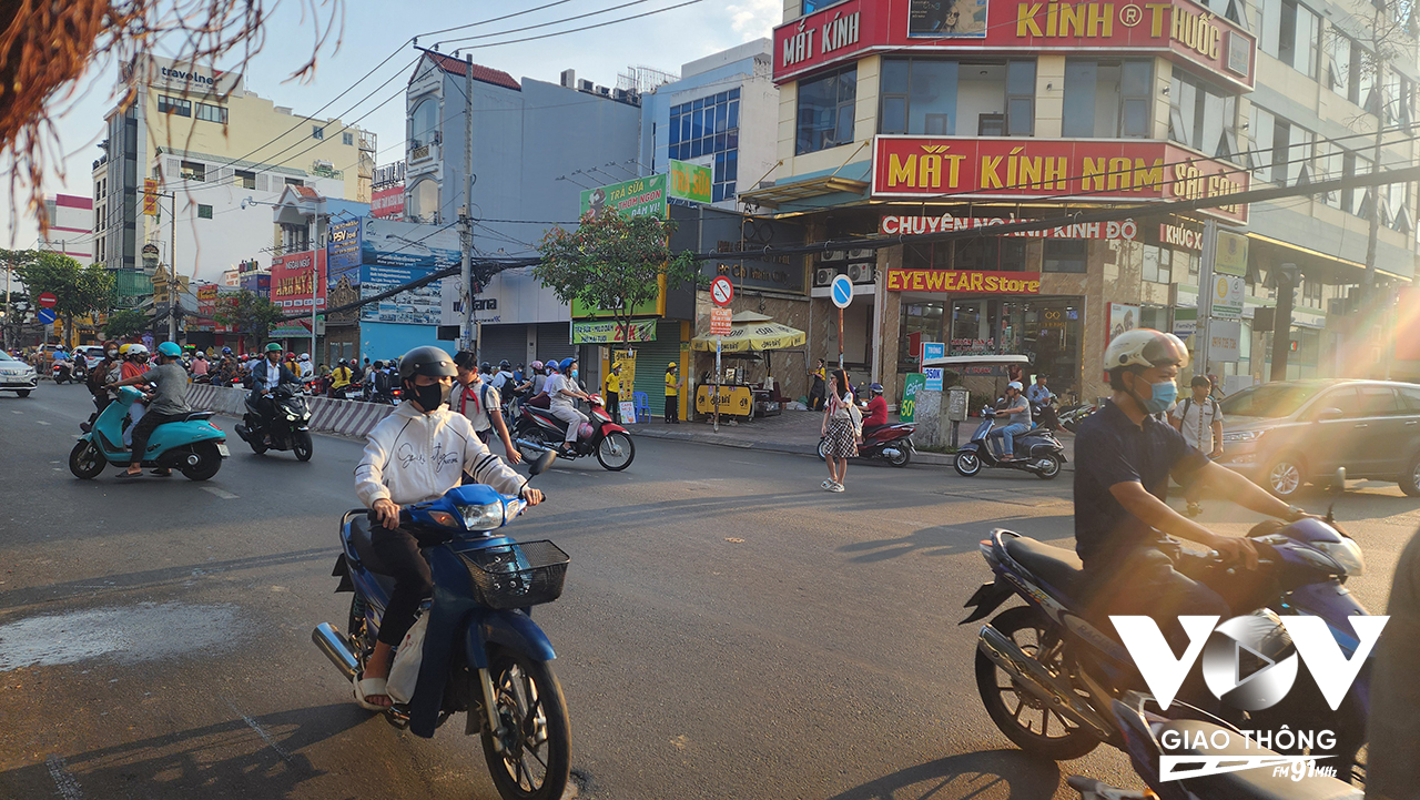 Giao lộ Huỳnh Tấn Phát - Trần Trọng Cung, Quận 7 không có vạch sơn kẻ đường dành cho người đi bộ, nhiều phương tiện không nhường đường cho các em qua đường tiềm ẩn nguy cơ TNGT