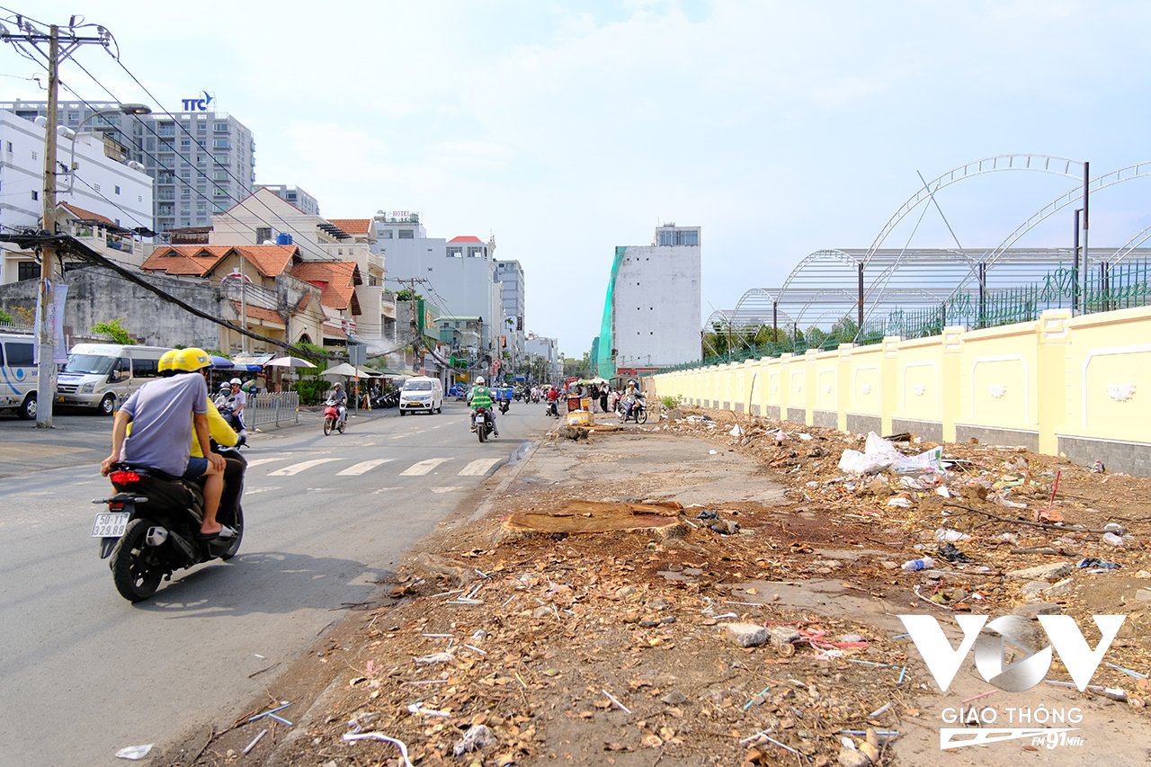 Đường Hoàng Hoa Thám (Quận Tân Bình) sau khi đốn hạ hơn 100 cây xanh để phục vụ công trình mở rộng đường vào sân bay Tân Sơn Nhất.